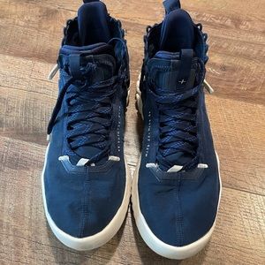 Men’s basketball shoes